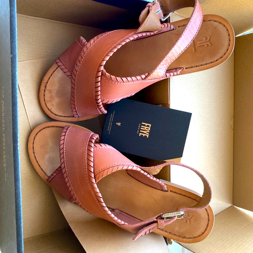 Frye Women’s 9M Robin Feather Criss Cross Carmel